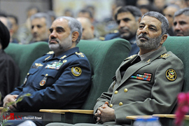 از راست ، امیر سرلشکر سید عبدالرحیم موسوی فرمانده ارتش ، امیر سرتیپ حسن شاه صفی فرمانده نیروی هوایی ارتش