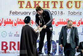 اهدا مدال در رقابت های کشتی آزاد جام بین المللی تختی در تبریز