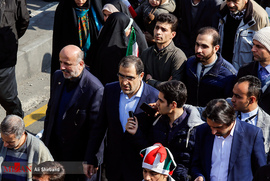 حضور قاضی زاده هاشمی وزیر بهداشت در راهپیمایی 22 بهمن 96 
