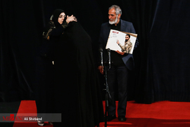 تجلیل از خانواده شهید معز غلامی (شهید مدافع حرم)
در مراسم اختتامیه جشنواره فیلم فجر96 