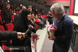 اکران فیلم به وقت شام با حضور خانواده شهدای مدافع حرم مشهد