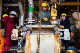 پرسنل در حال تعمیر یکی از پمپهایی قسمت تولیدی سکوی نفتی سروش