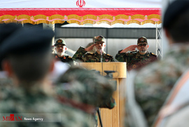 مراسم اعطای درجه توسط امیر سرتیپ حاتمی در صبحگاه وزارت دفاع