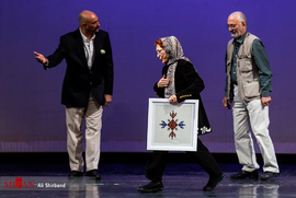 تقدیر از فهیمه رحیم‌نیا در پانزدهمین جشن بازیگر خانه تئاتر