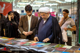 بازدید حجت الاسلام و المسلمین امینی معاون منابع انسانی قوه قضاییه از نمایشگاه کتاب