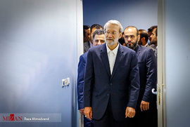عیادت رئیس مجلس از مصدومان تحت درمان زلزله کرمانشاه در بیمارستان نورافشار