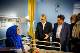 عیادت رئیس مجلس از مصدومان تحت درمان زلزله کرمانشاه در بیمارستان نورافشار