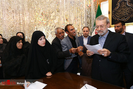 دیدار جمعی از خانواده های شهدای حادثه تروریستی مجلس با علی لاریجانی