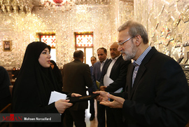 دیدار جمعی از خانواده های شهدای حادثه تروریستی مجلس با علی لاریجانی