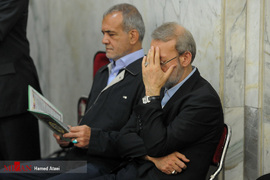 از راست علی لاریجانی و مسعود پزشکیان در مراسم اولین سالگرد شهدای حادثه تروریستی مجلس شورای اسلامی