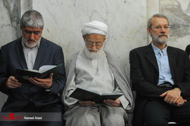 از راست علی لاریجانی ، آیت الله امامی کاشانی و علی مطهری در مراسم اولین سالگرد شهدای حادثه تروریستی مجلس شورای اسلامی 