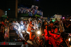 شادی مردم بعد از بازی ایران و پرتغال در خیابان ولیعصر تهران