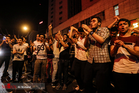 شادی مردم ایران بعد از بازی ایران و پرتغال در خیابان ولیعصر تهران