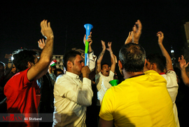 شادی مردم بعد از بازی ایران و پرتغال در خیابان ولیعصر تهران