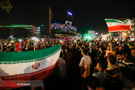 شادی مردم ایران بعد از بازی ایران و پرتغال در خیابان ولیعصر تهران