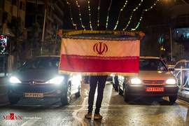 شادی مردم بعد از بازی ایران و پرتغال میدان انقلاب تهران