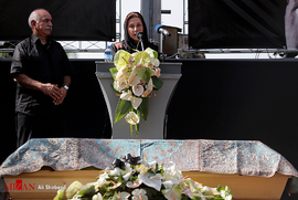 فاطمه معتمد آریا در مراسم تشییع مرحوم عزت الله انتظامی