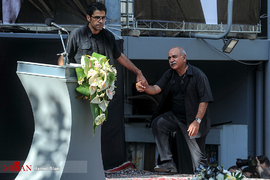 پرویز پرستویی در مراسم تشییع مرحوم عزت الله انتظامی