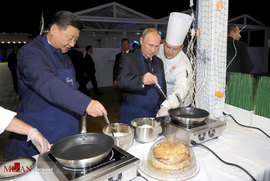 روسای جمهور روسیه و چین در حال درست کردن کیک