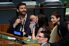 نخست وزیر نیوزیلند در حال بوسیدن فرزند نوزادش در نشست گرامیداشت نلسون ماندلا