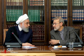 از راست علی لاریجانی رئیس مجلس شورای اسلامی و حجت الاسلام حسن روحانی رئیس جمهور