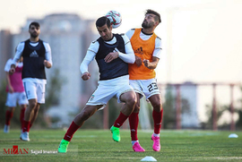 از راست رامین رضاییان و احسان حاج صفی در تمرین تیم ملی