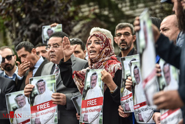 معترضین به قتل روزنامه نگار منتقد حکومت آل سعود، با در دست داشتن عکس‌های «جمال خاشقجی» در مقابل سفارت عربستان در ترکیه تجمع اعتراض آمیز برگزار کردند.