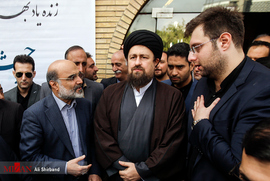 از راست امیر اقبال شفیع ، حجت الاسلام حسن خمینی و علی عسکری در مراسم تشییع بهرام شفیع