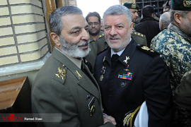 از چپ سرلشکر موسوی فرمانده ارتش-امیر خانزادی فرمانده نیروی دریایی ارتش