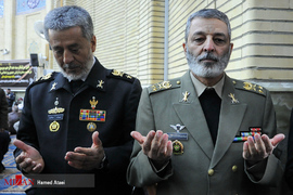 از راست سرلشکر موسوی فرمانده ارتش-امیر سیاری معاون هماهنگ‌کننده ارتش