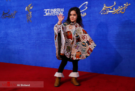 آویسا سجادی ، بازیگر ، در فرش قرمز فیلم سینمایی تیغ و ترمه

