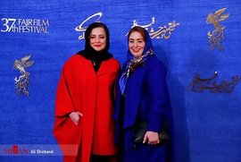 از راست ژاله صامتی و مهراوه شریفی نیا ، بازیگر ، در فرش قرمز فیلم سینمایی درخونگاه