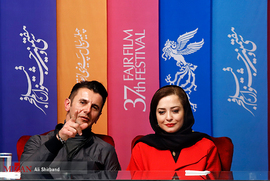 مهراوه شریفی نیا و امین حیایی ، بازیگر، در نشست خبری فیلم سینمایی درخونگاه