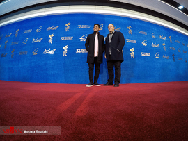 حامد بهداد ،بازیگر، و سید رضا میرکریمی تهیه کننده و کارگردان، در فرش قرمز فیلم سینمایی قصرشیرین