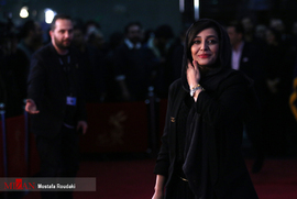 ساره بیات ، بازیگر، در فرش قرمز فیلم سینمایی سمفونی نهم