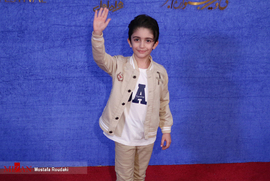 فرزان جلالی ، بازیگر خردسال، در فرش قرمز فیلم سینمایی مسخره باز 