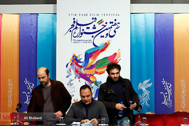 همایون غنی‌زاده کارگردان، احسان کرمی مجری و علی مصفا تهیه‌کننده در نشست خبری فیلم سینمایی  مسخره باز