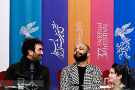 فرزان جلالی،صابر ابر، بازیگران، و همایون غنی زاده،کارگردان، در نشست خبری فیلم سینمایی  مسخره باز