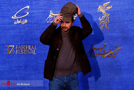 علی مصفا، بازیگر، در فرش قرمز فیلم سینمایی روزهای نارنجی