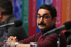 آرش لاهوتی، کارگردان و فیلم نامه نویس، در نشست خبری فیلم سینمایی روز‌های نارنجی
