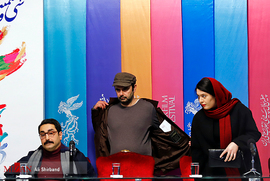 ژیلا شاهی،علی مصفا، بازیگران، و آرش لاهوتی، کارگردان و فیلم نامه نویس ، در نشست خبری فیلم سینمایی روز‌های نارنجی