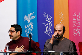 علی مصفا، بازیگر، و آرش لاهوتی، کارگردان و فیلم نامه نویس، در نشست خبری فیلم سینمایی روز‌های نارنجی