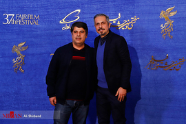 جواد رضویان، کارگردان، و جواد نوروزبیگی، تهیه کننده ، در فرش قرمز فیلم سینمایی زهرمار