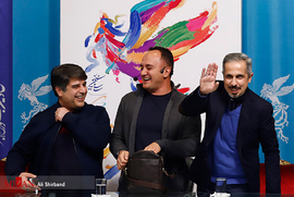 جواد رضویان، کارگردان، احسان کرمی، مجری، و جواد نوروزبیگی،تهیه کننده، در نشست خبری فیلم سینمایی زهر مار