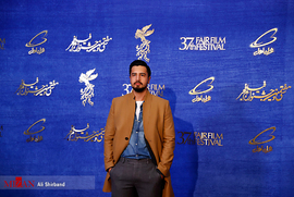 مهرداد صدیقیان، بازیگر، در فرش قرمز فیلم سینمایی  طلا