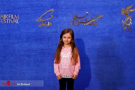 هلسا زلفی، بازیگر خردسال ، در فرش قرمز فیلم سینمایی طلا

