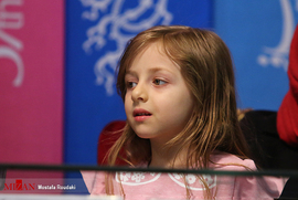 هلسا زلفی، بازیگر خردسال، در نشست خبری فیلم سینمایی طلا
