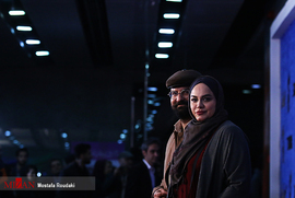 نرگس آبیار، کارگردان، و محمدحسین قاسمی، تهیه کننده، در فرش قرمز فیلم سینمایی شبی که ماه کامل شد
