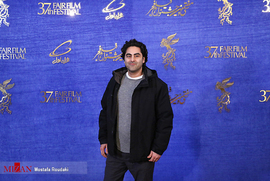 مسعود بخشی، کارگردان، در فرش قرمز فیلم سینمایی یلدا 