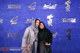 صدف عسگری و فرشته حسینی ، بازیگران، در فرش قرمز فیلم سینمایی یلدا 